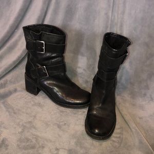 Worn once for a photoshoot.